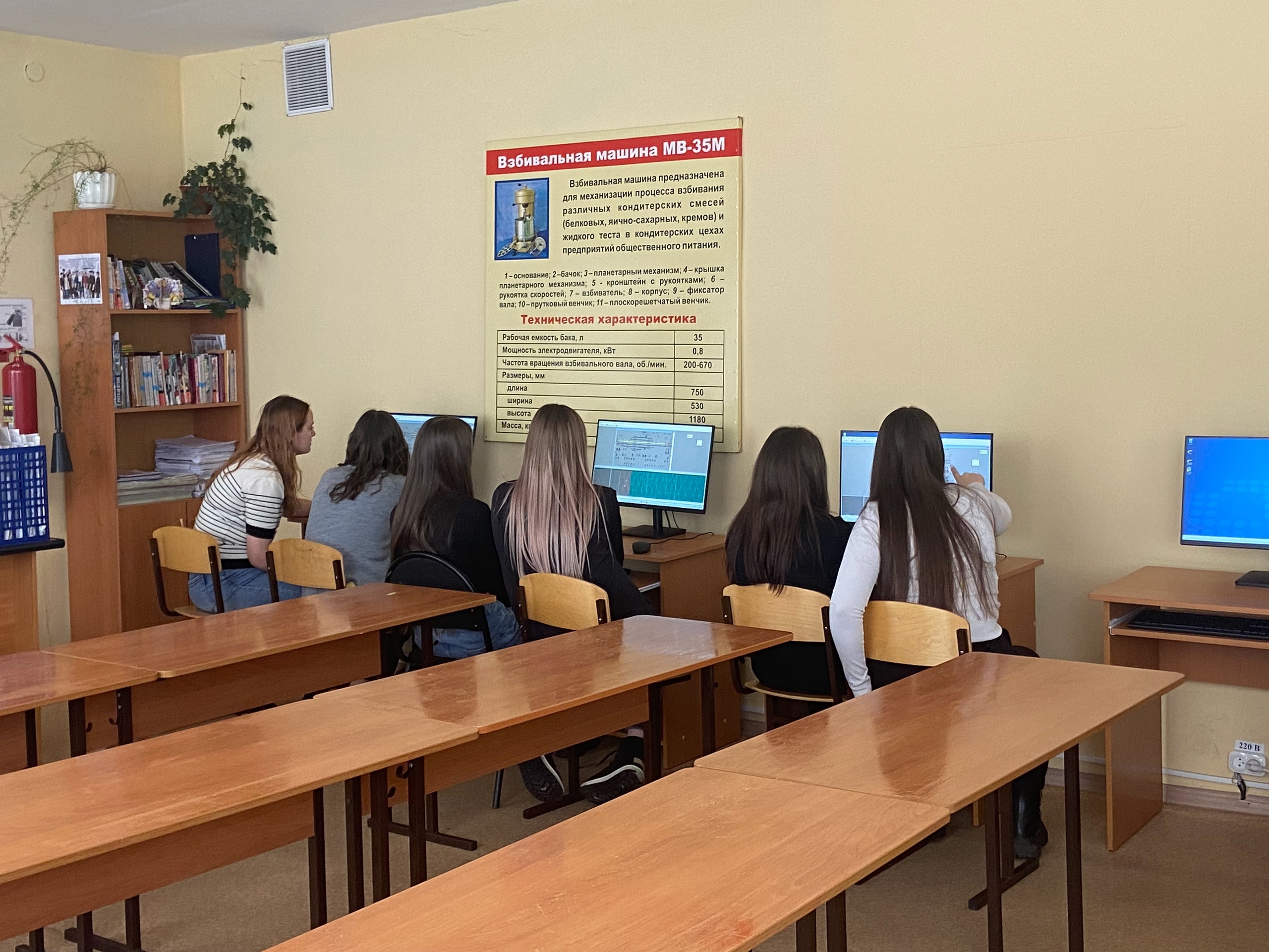 Сегодня, 10 апреля, группа девочек 9 и 8 классов посетили мероприятие в НТЖТ «Проба профессии. Дежурный по железнодорожной станции».