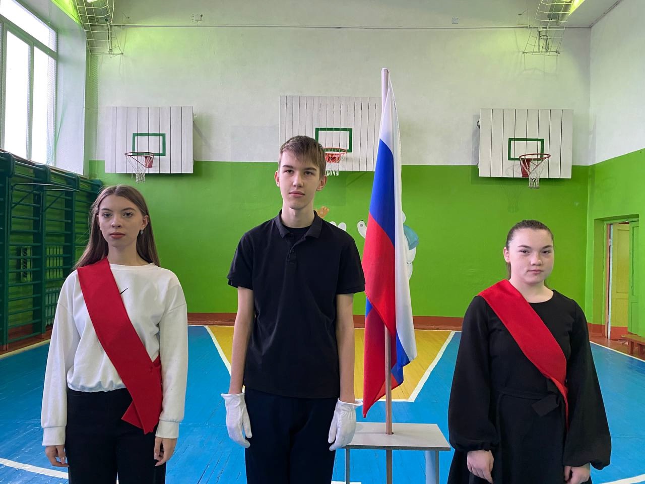 Учебная неделя традиционно началась с выноса флага Российской Федерации, на этой неделе чести были удостоены ученики 9 класса.